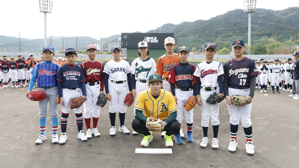 Shotaro Morii poses with some players from the 2025 MLB Cup.