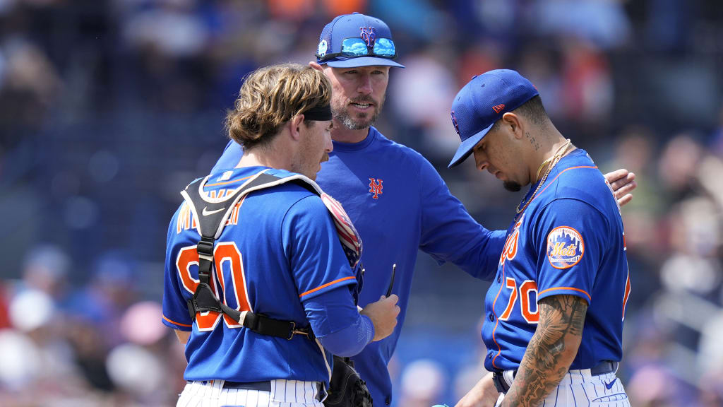 Jeremy Hefner talks with starting pitcher Jose Butto and catcher Nick Meyer during the first inning against Venezuela. (Lynne Sladky/AP)