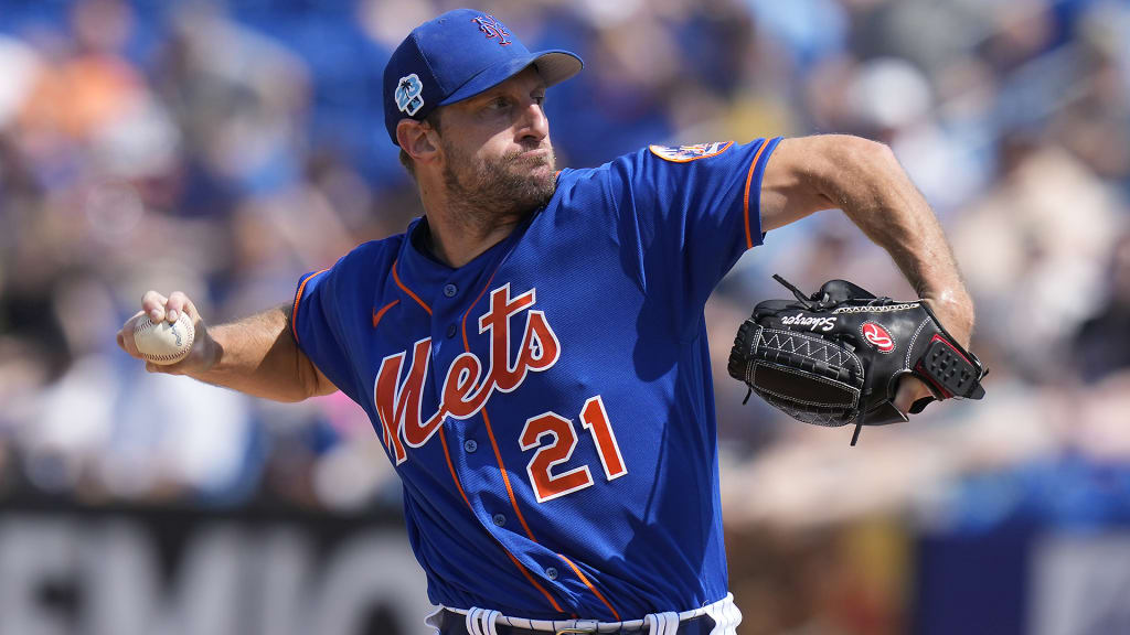 Max Scherzer wears Mets gear in first spring training photos