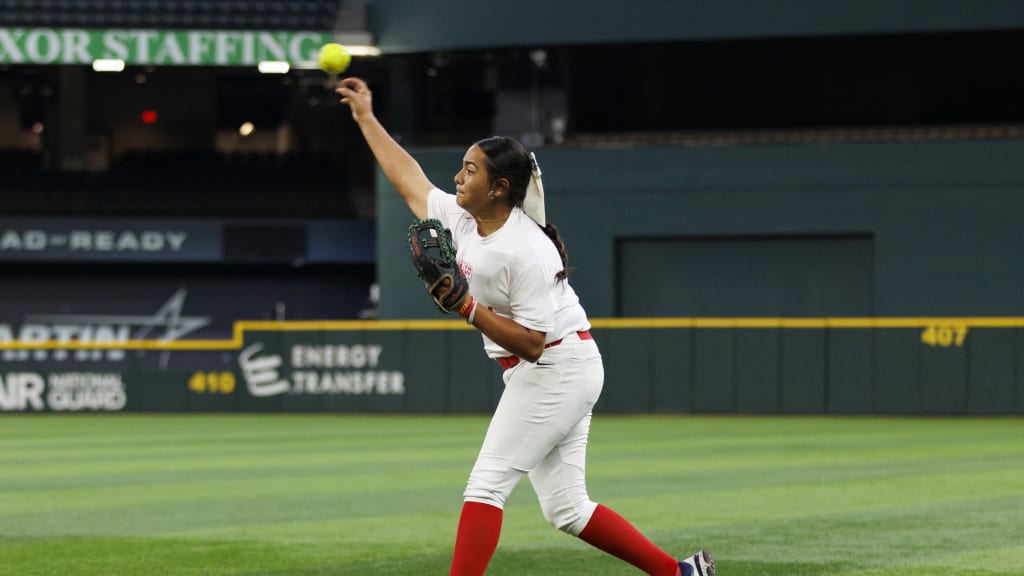 Meagan Robles throws the ball at the 2025 Dairy Max Showcase.