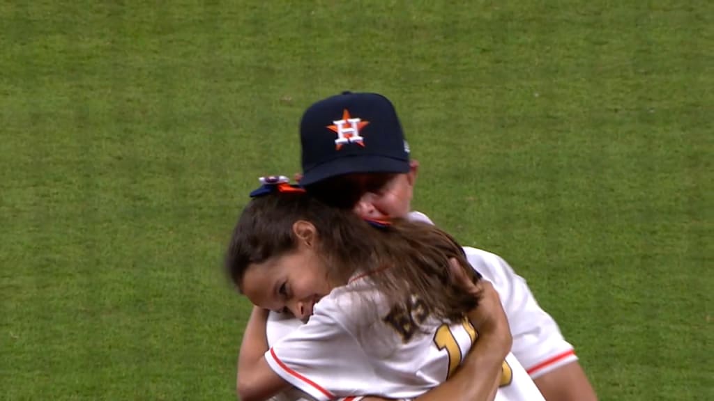 Joe Espada catches first pitch from daughter who has autism