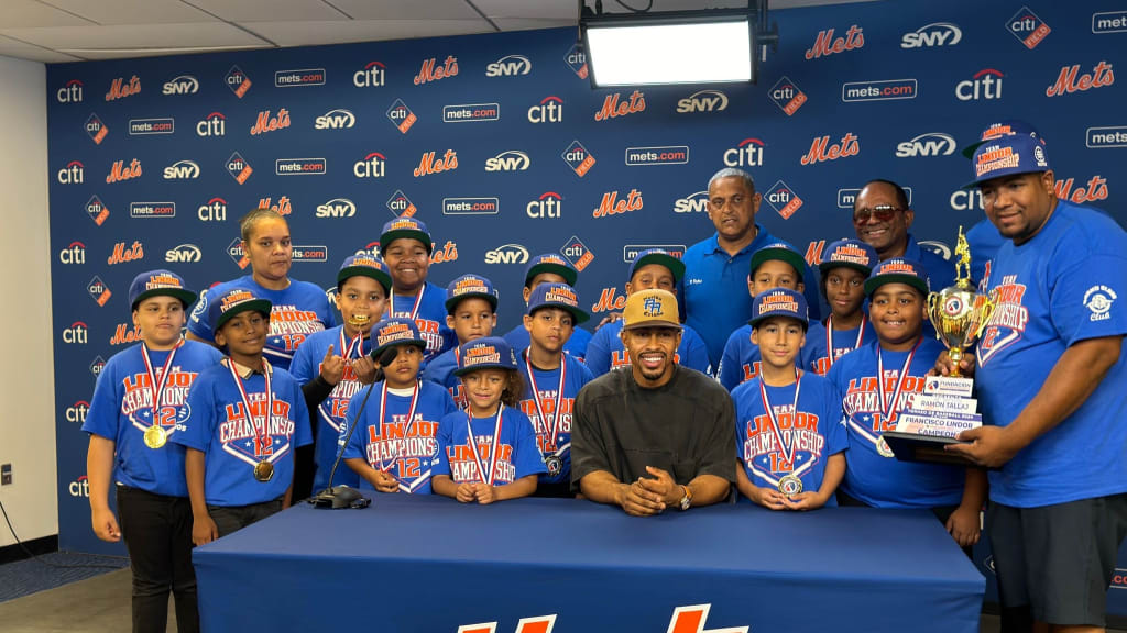El estelar torpedero de los Mets, Francisco Lindor, comparte con los campeones 9-10 años, a quienes entregó los galardones.