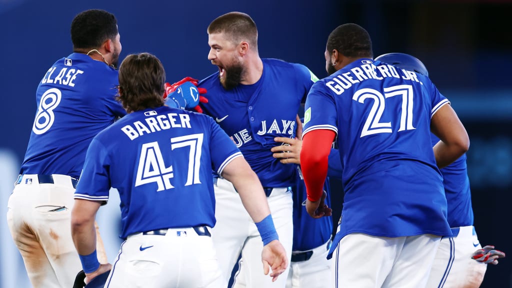 Blue Jays walk off Padres to sweep three-game series