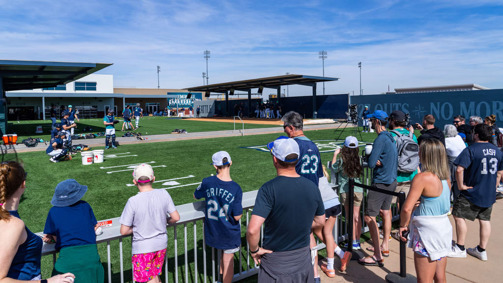 Seattle fans get a closer look at the Mariners pitchers and catchers.