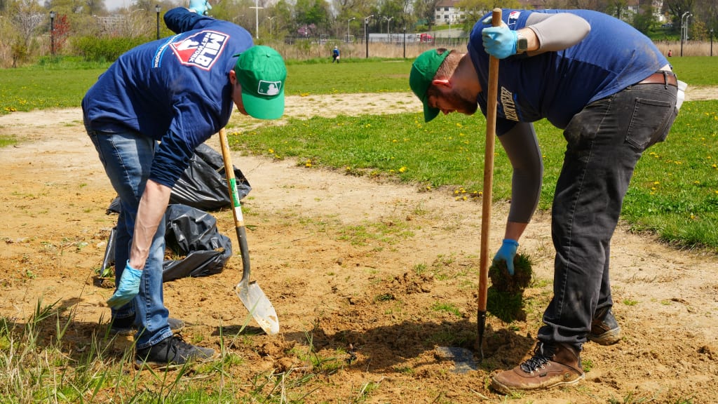 Cleaning up Corona Park allowed MLB employees to give back to their community. (Photo by Mary DeCicco/MLB Photos)