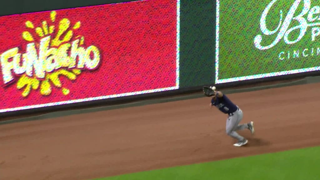 Video: J.P. Crawford makes an acrobatic tag to prevent stolen base