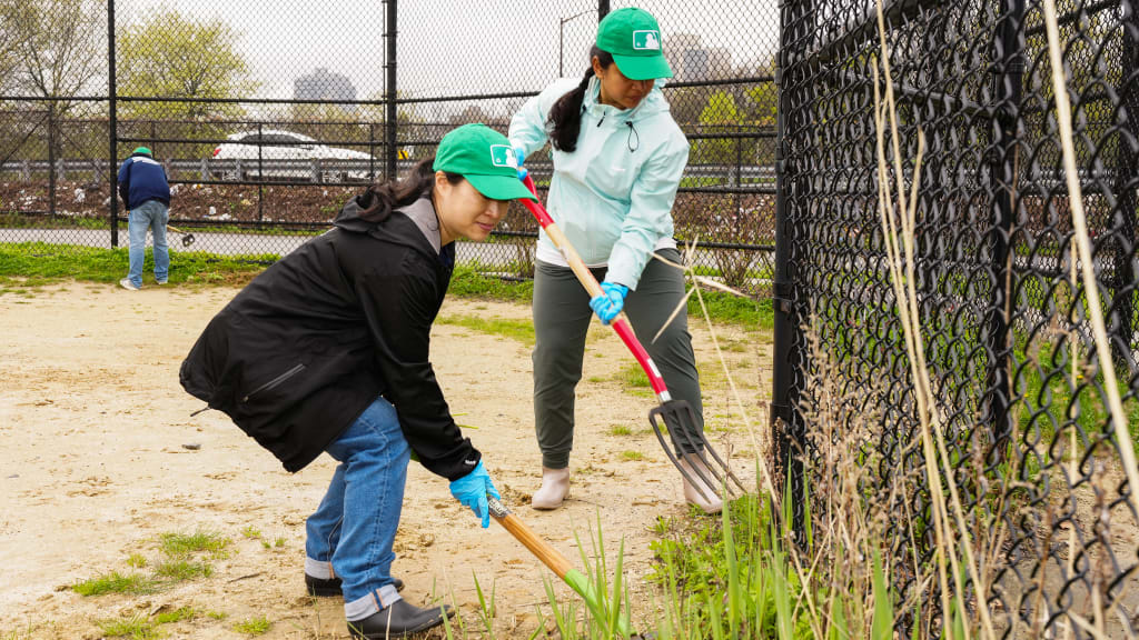 Cleaning up Corona Park was an initiative with a personal element for many volunteers. (Photo by Mary DeCicco/MLB Photos)