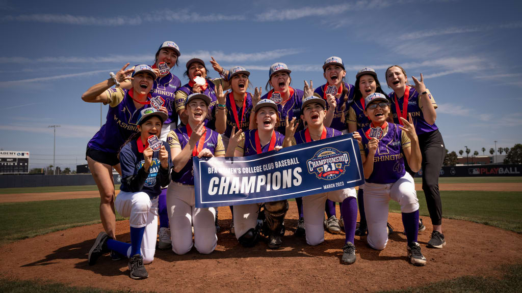 The University of Washington celebrates its 2023 championship. (Jean Fruth/Grassroots Baseball)