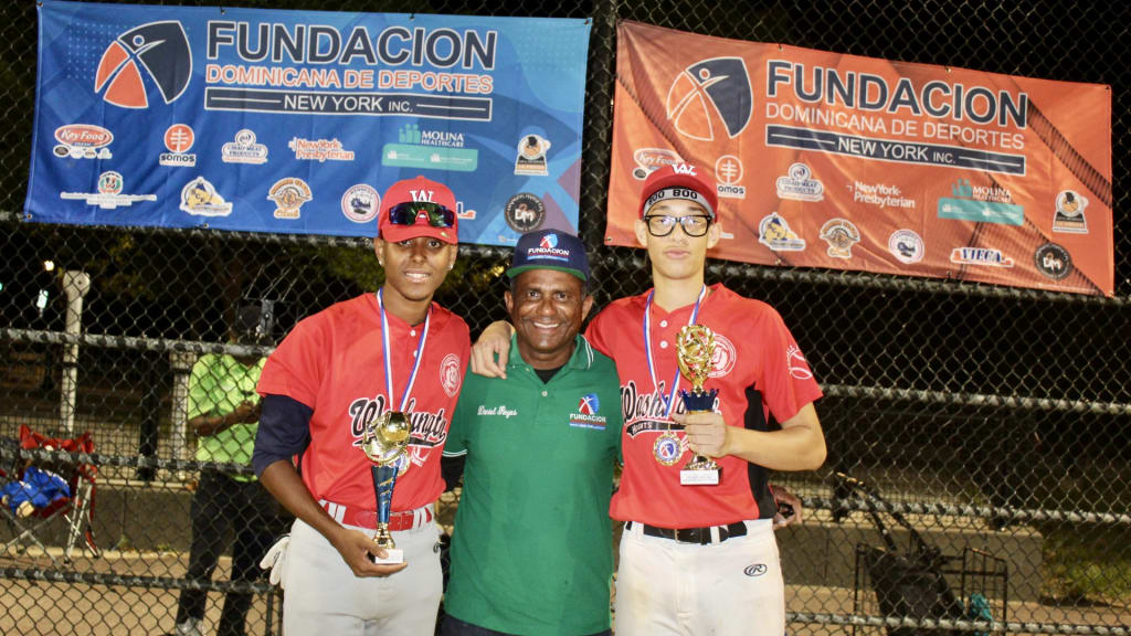 **Daniel Reyes, (centro), entrega los premios jugador Más Valioso, (izq.) y Mejor Lanzador, (Renny Ureña), a la derecha.**