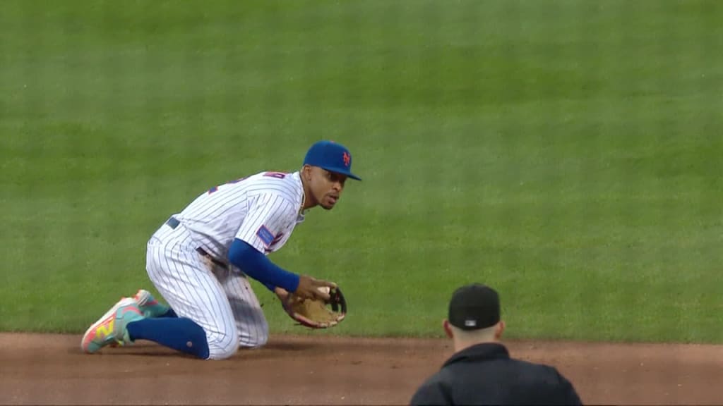 New York Mets shortstop Francisco Lindor runs to cover second base