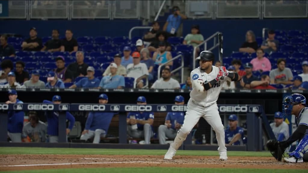 Arraez continues to chase history
