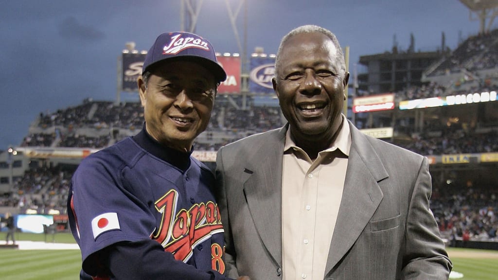 Sadaharu Oh and Hank Aaron pose together before the championship game between Cuba and Japan in the 2006 World Baseball Classic.