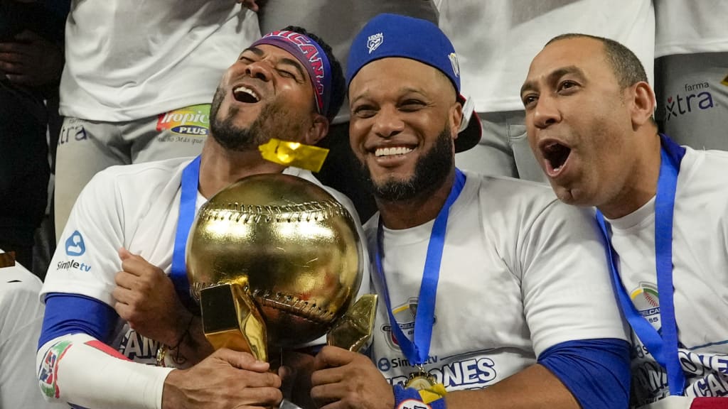 Robinson Canó (center) and teammates pose with the championship trophy. (Ariana Cubillos/AP)