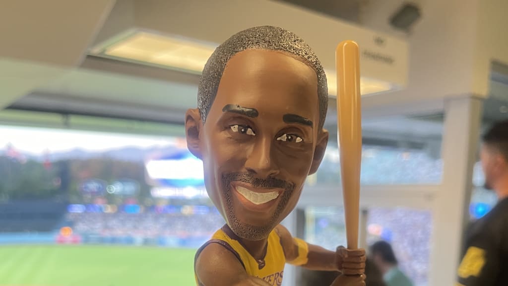 コービーブライアント レイカーズ ボブルヘッド NBA バスケ レア 希少 ドジャース、コービー・ブライアント氏を追悼し、ボブルヘッドを配布
