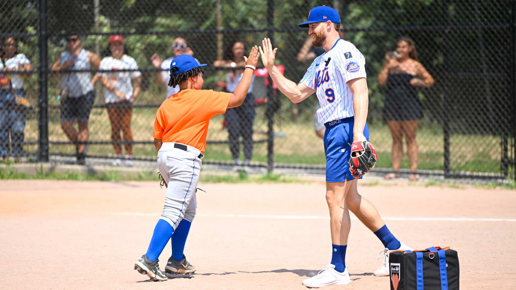 Brandon Nimmo high-fives a Queens Little Leaguer. (photo via New York Mets)