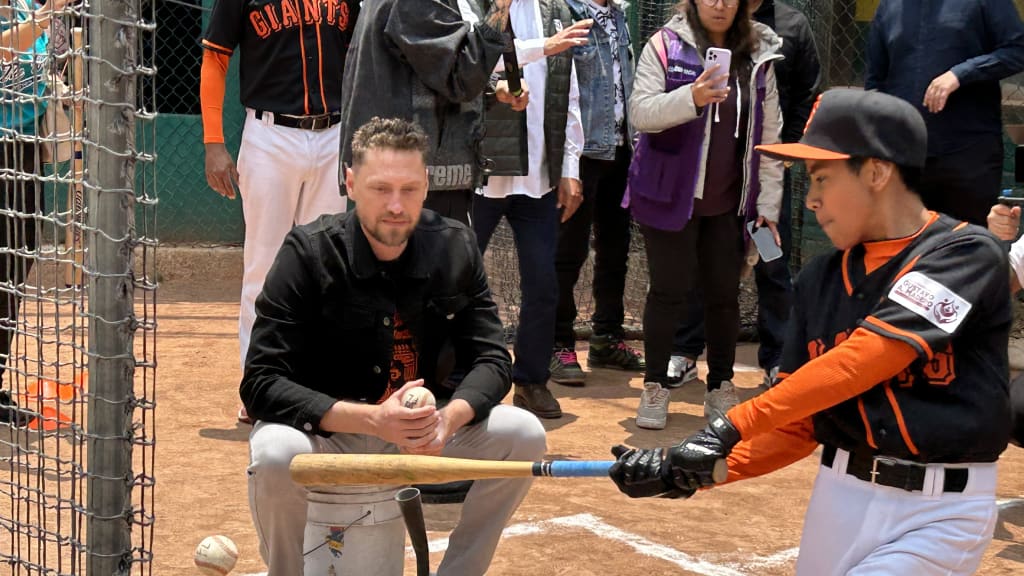 Hunter Pence visits Giants' Mexico City youth program