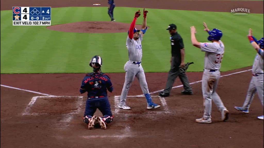 Cubs' Cody Bellinger makes incredible leaping catch to rob home run,  appears to tweak ankle