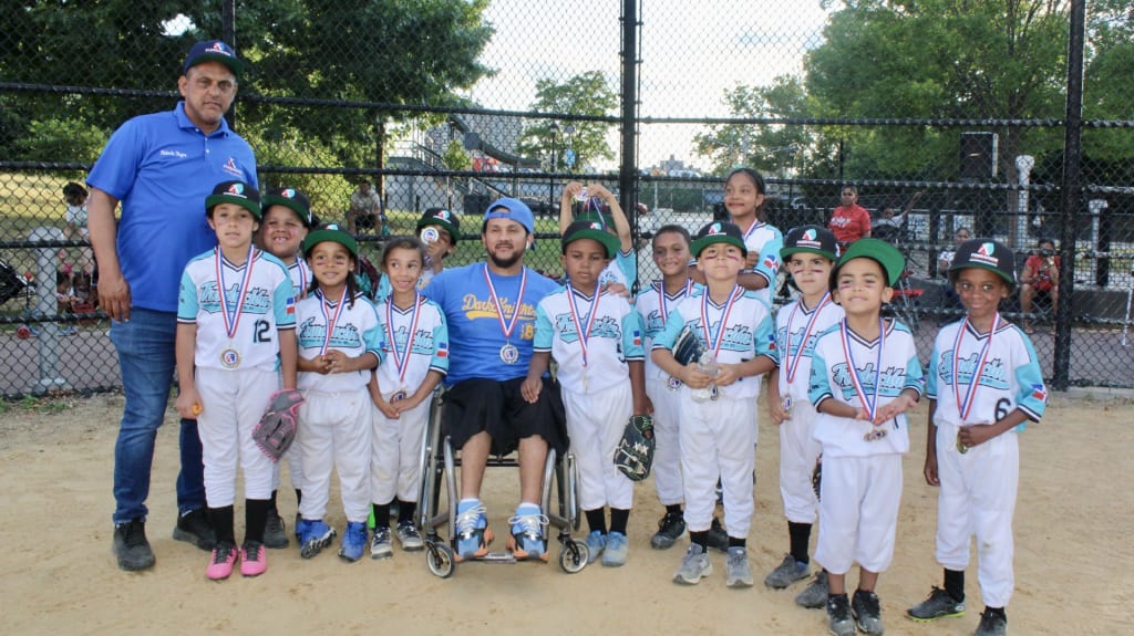 Los menores de la Liga Dark Knights, categoría 7-8 años fueron reconocidos por Roberto Rojas, quien aparece en el extremo izquierdo.