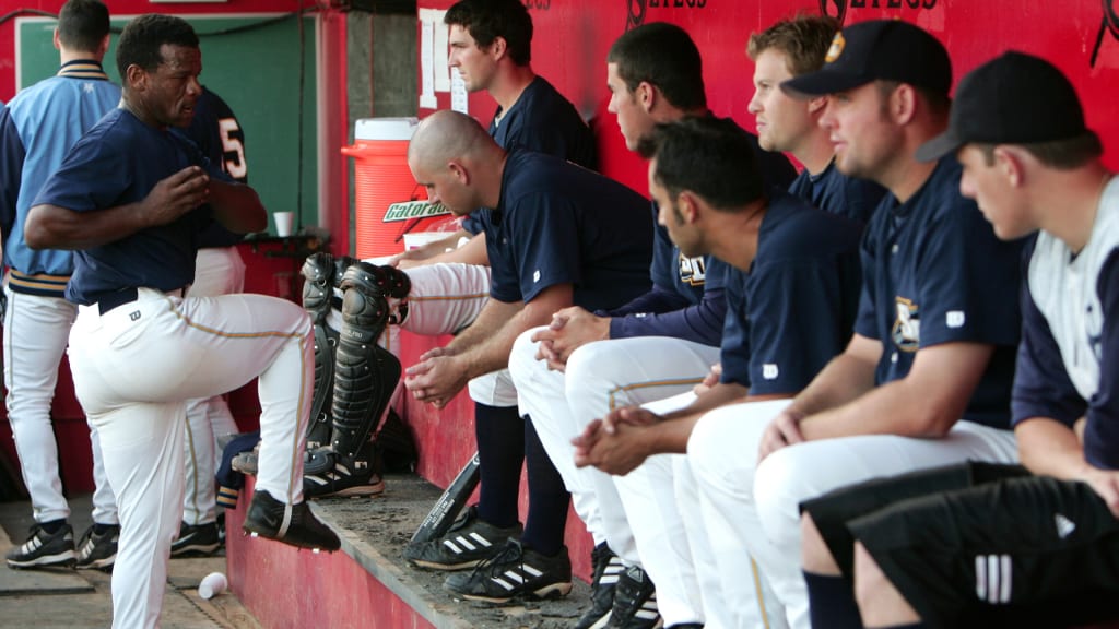 Rickey Henderson teaching young players while with the Golden League's San Diego Surf Dawgs in 2005.