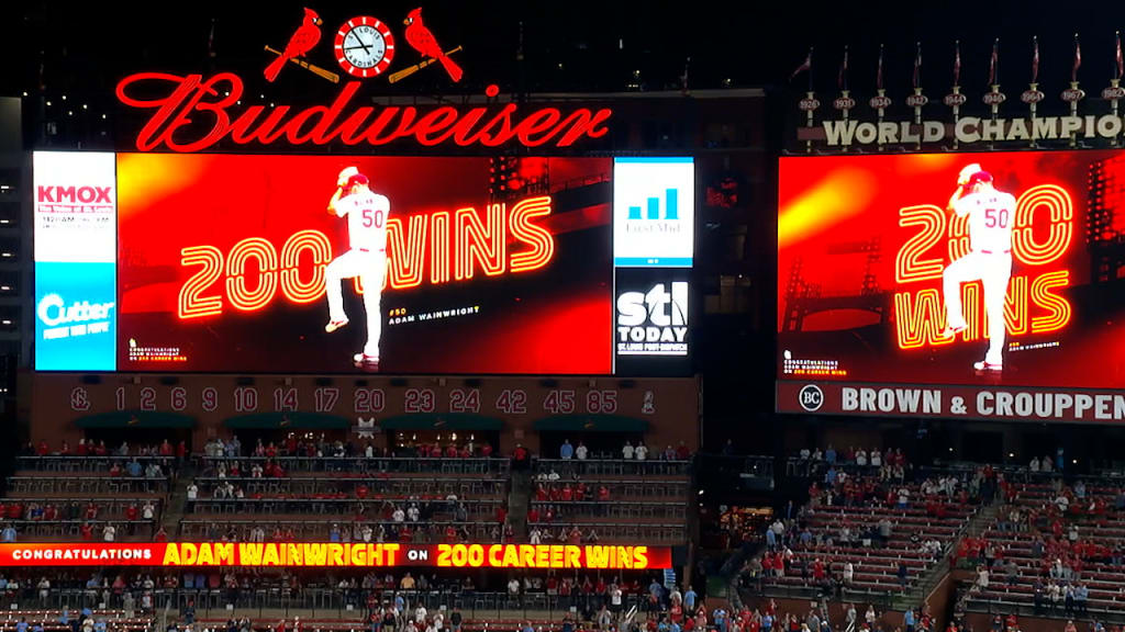 Adam Wainwright tosses seven scoreless innings for 200th career win