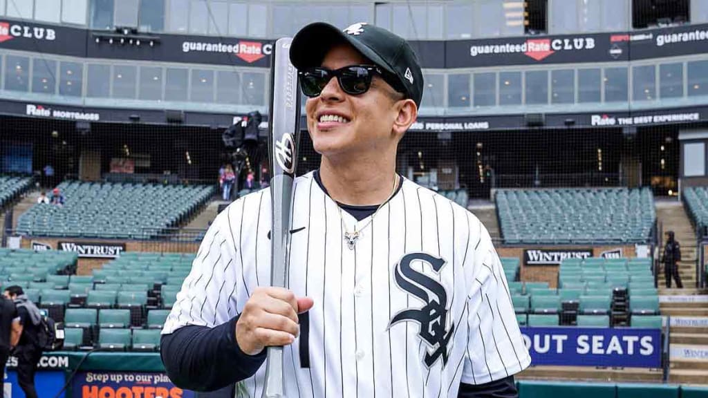 Daddy Yankee makes pregame visit with White Sox