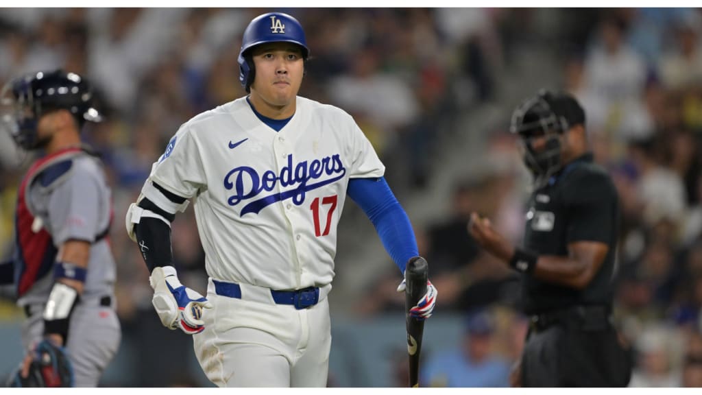Shohei Ohtani regresa al dugout tras poncharse en el sexto inning ante los Cardenales el miércoles en el Dodger Stadium.