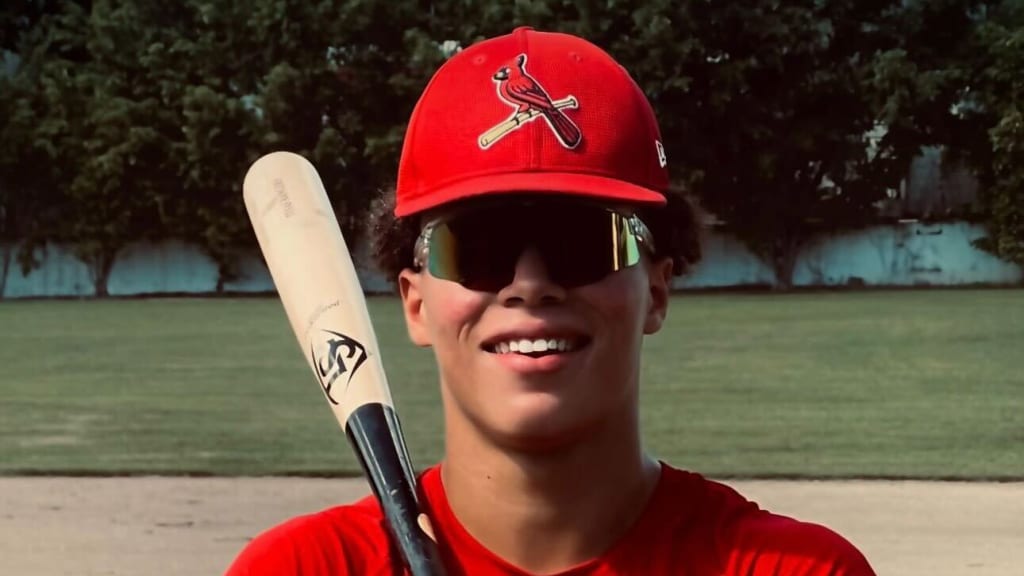 Emanuel Luna celebrated his 17th birthday by signing with the Cardinals.