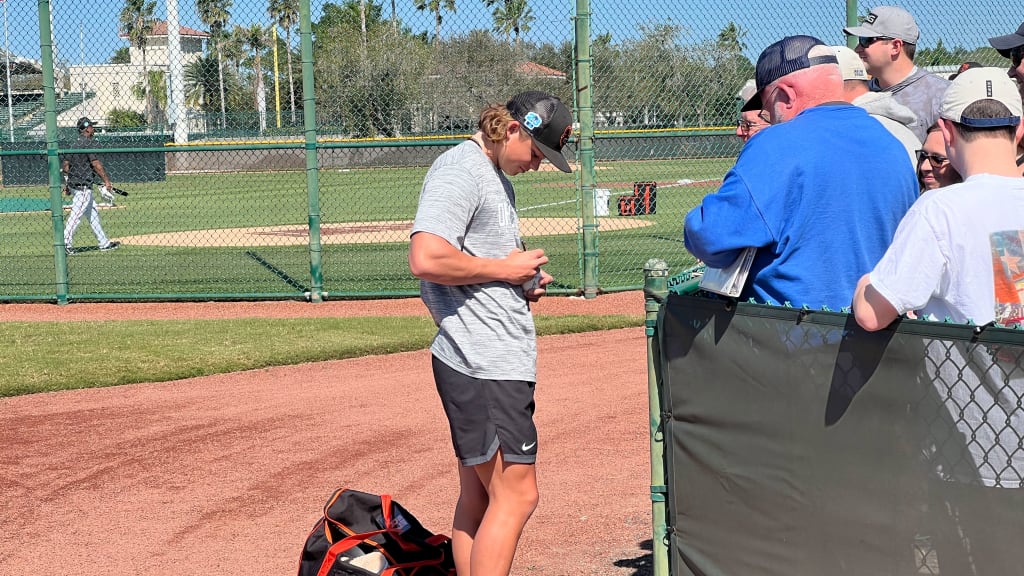 Jackson Holliday signs autographs at Spring Training.