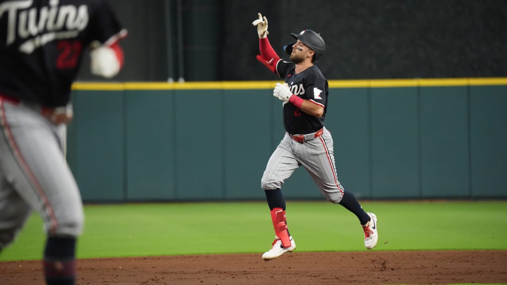 With dad and grandma watching, Clemens hits 3rd hometown HR