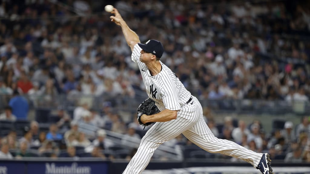 With so much sink on his pitches, Holmes could be a tricky catch partner. It’s one thing to fool batters, but even fellow relievers struggled to warm up with the lanky closer. “His ball moved so much,” says Michael King. While he let up on teammates by switching to four-seamers in pregame sessions, opposing hitters get no such relief. (Photo Credit: New York Yankees)