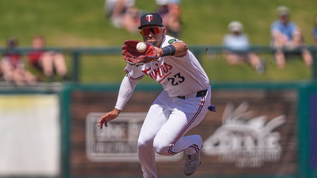 Lewis (right side tightness) returns to Twins' lineup, collects 2 RBIs