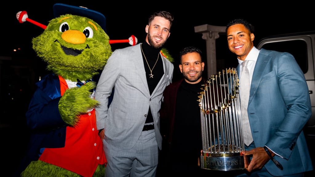 Nats fan dresses in World Series trophy costume - WTOP News