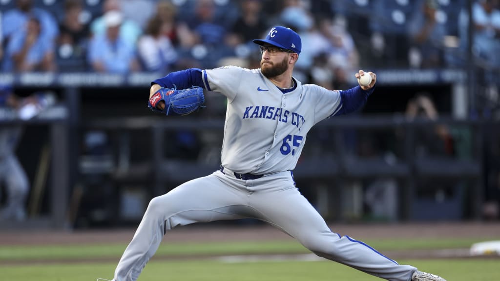 LIVE: Royals rookie flashing no-hit stuff in MLB debut