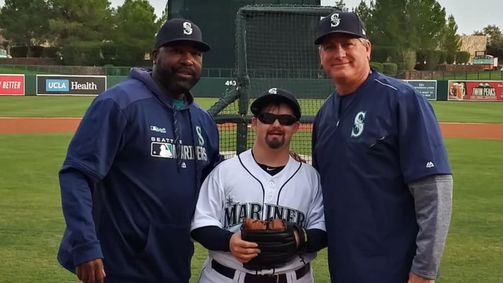 Derrick Otto with Mariners alumni Arthur Rhodes (left) and Brian Holman.