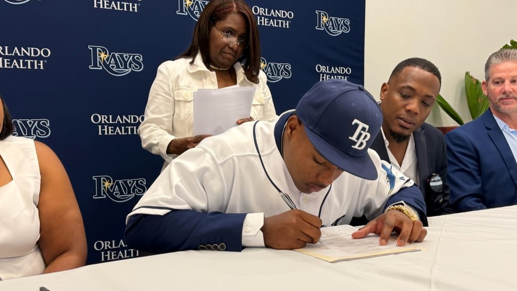 Victor Valdez signs with the Rays as the international signing period opens.
