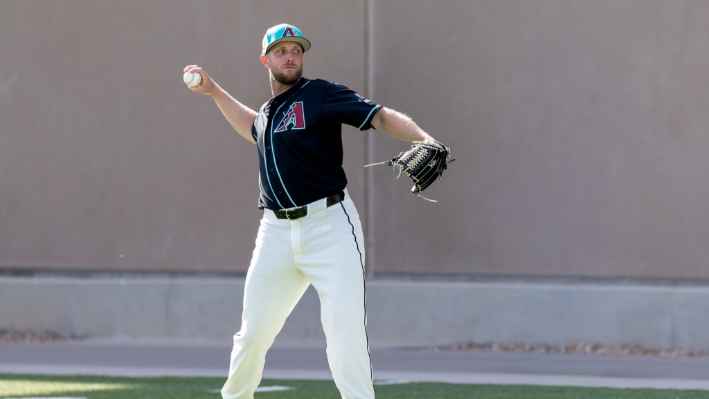 Kelly back on track with 1st live batting practice session of camp