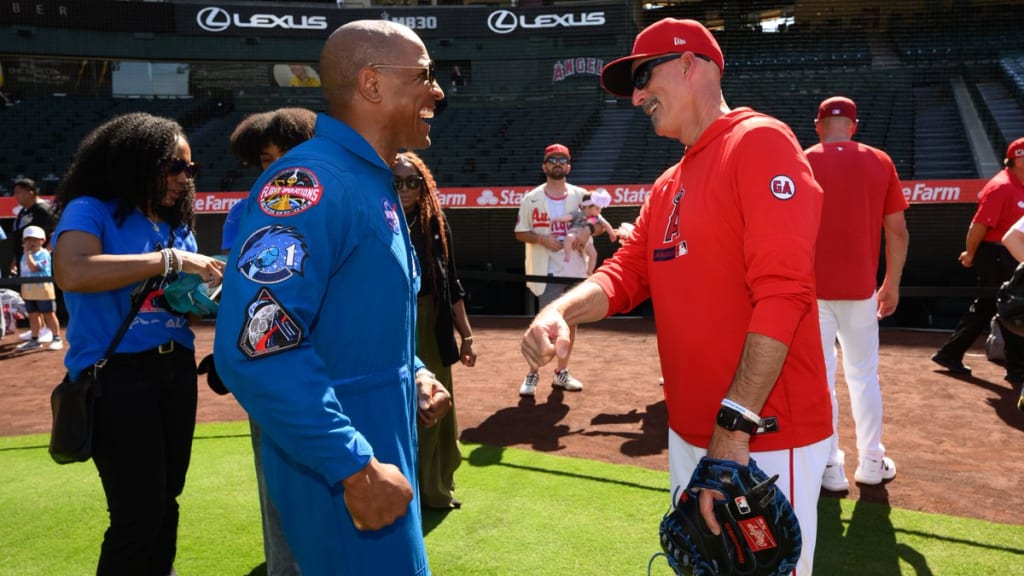 Astronaut Victor Glover Jr. with Angels pitching coach Mike Maddux (Los Angeles Angels)