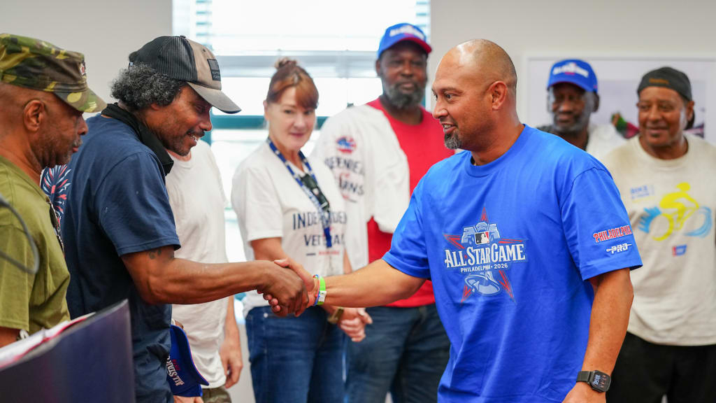 Former Phillie Shane Victorino meets with veterans at the VMC in Philadelphia.