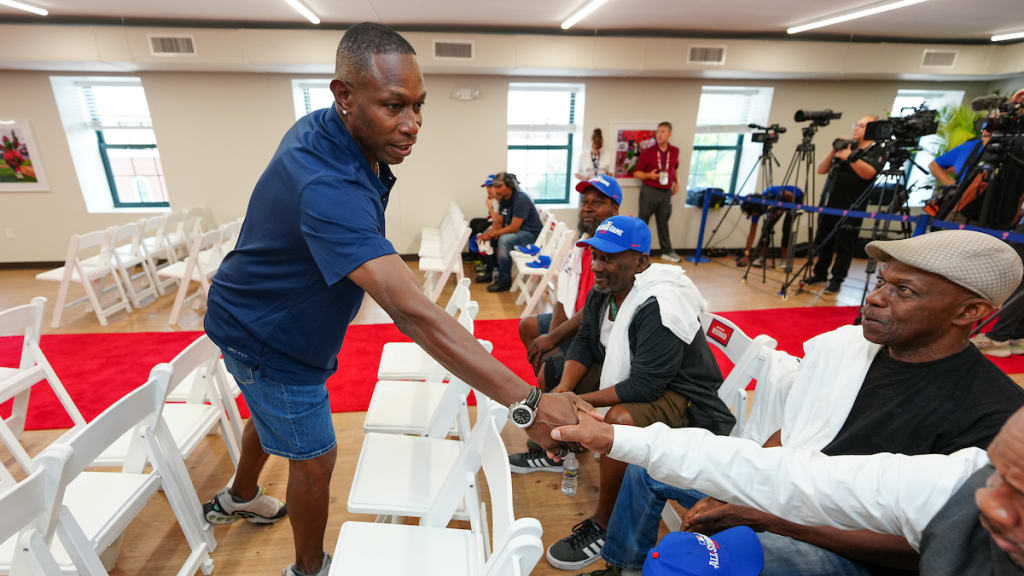 Former Phillie Kenny Lofton meets with veterans at the VMC in Philadelphia.