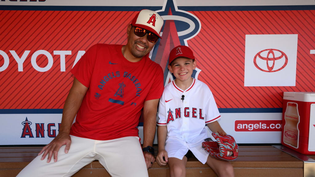 Angels manager Kurt Suzuki sits with 11-year-old Jensen Vaught.