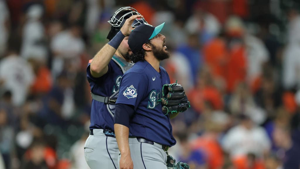 Mariners hold on in Houston to earn key series victory
