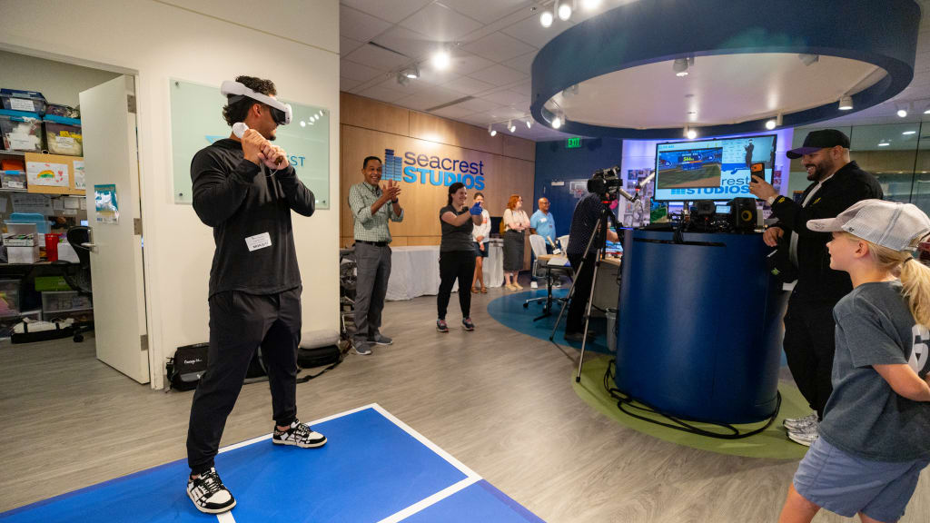 Tovar plays virtual reality version on *MLB the Show*