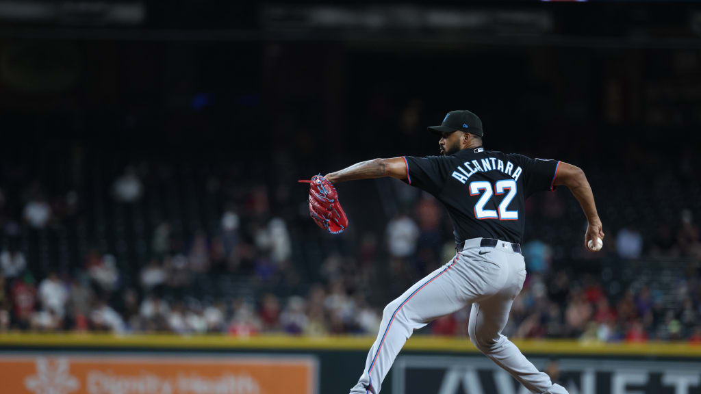 Sandy's surprise appearance out of the 'pen results in 1st save