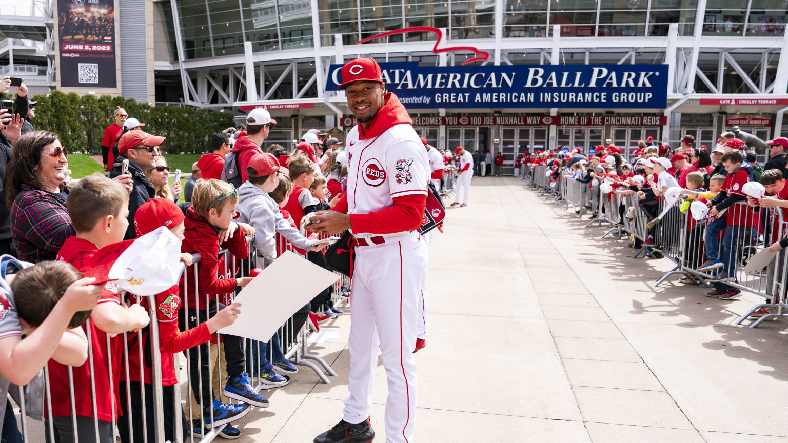 Cincinnati Reds Kids Day: Players walk red carpet