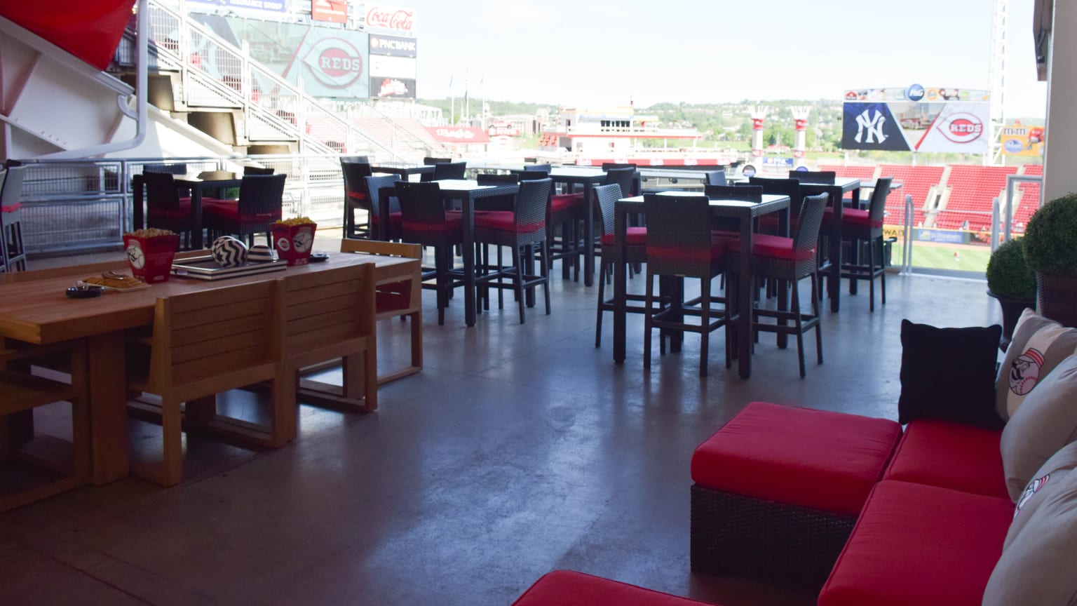 Frontgate Outdoor Luxury Suite Cincinnati Reds 2941