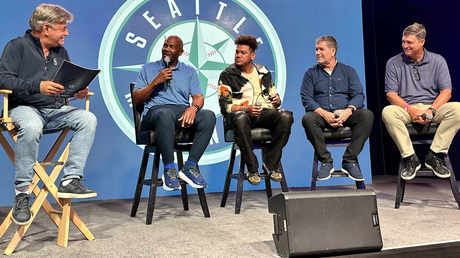 Moderator Rick Rizzs and Mariners legends Alvin Davis, Félix Hernández, Edgar Martinez and Dan Wilson on a stage