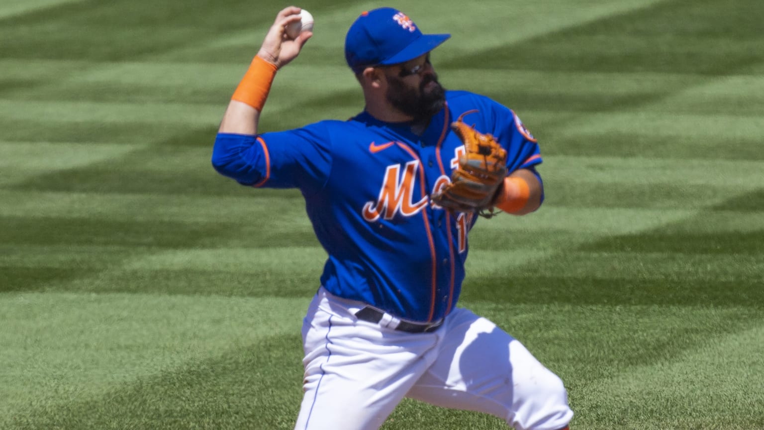 Luis Guillorme of the Mets throwing the baseball