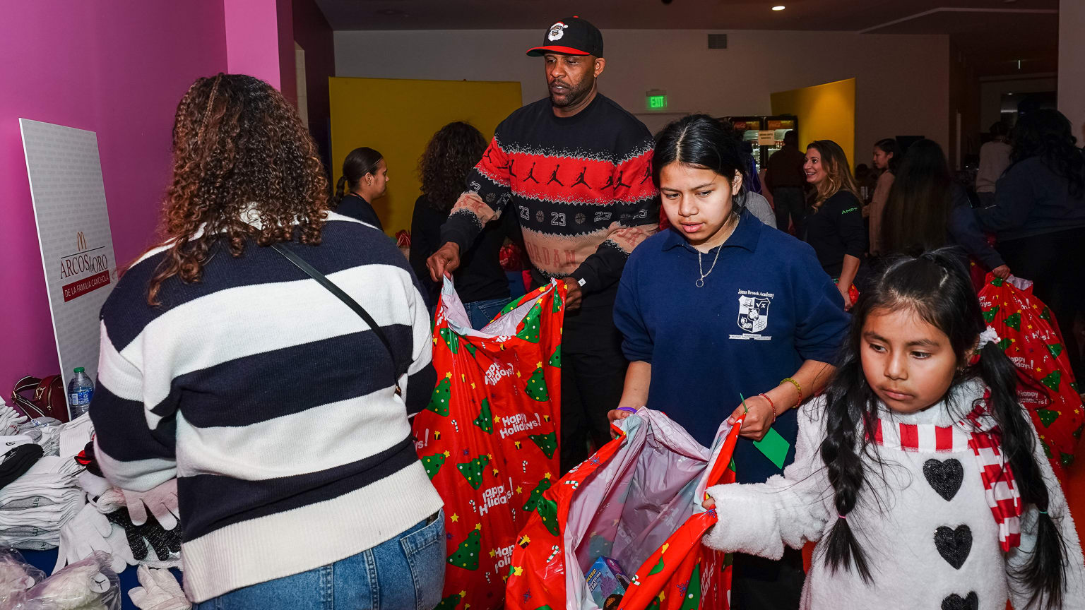 CC Sabathia helps kids load up their bags with gifts
