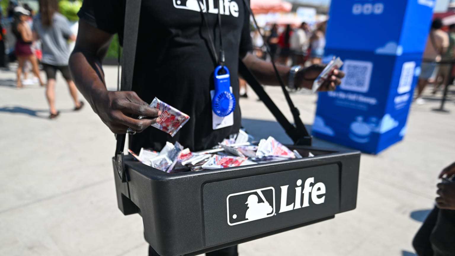 MLB hosts EEEEEATSCON food festival in Chicago
