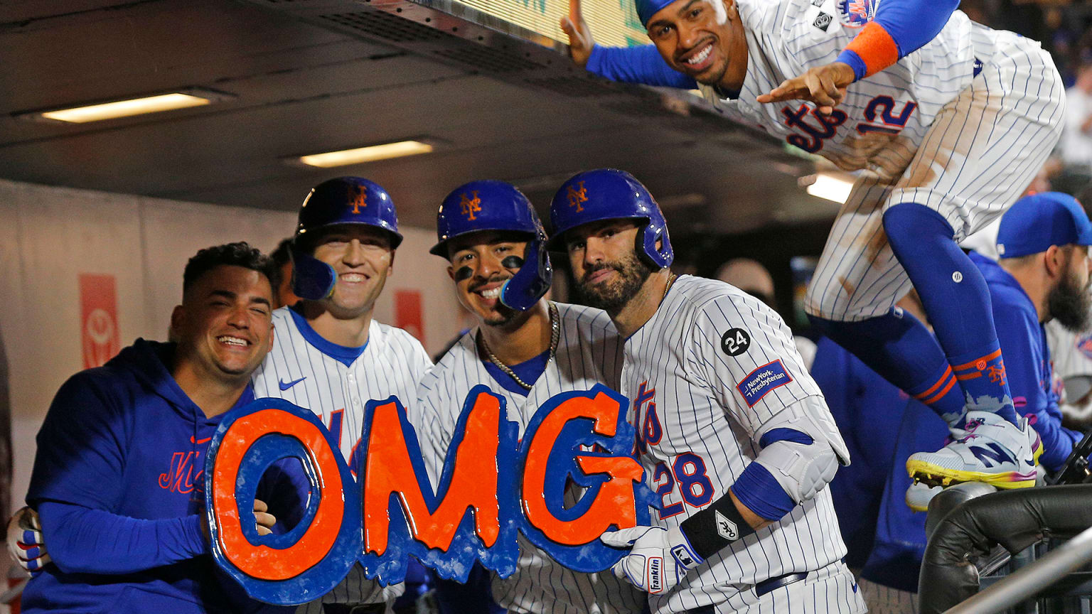 Mets players pose with the ''OMG'' sign in the dugout